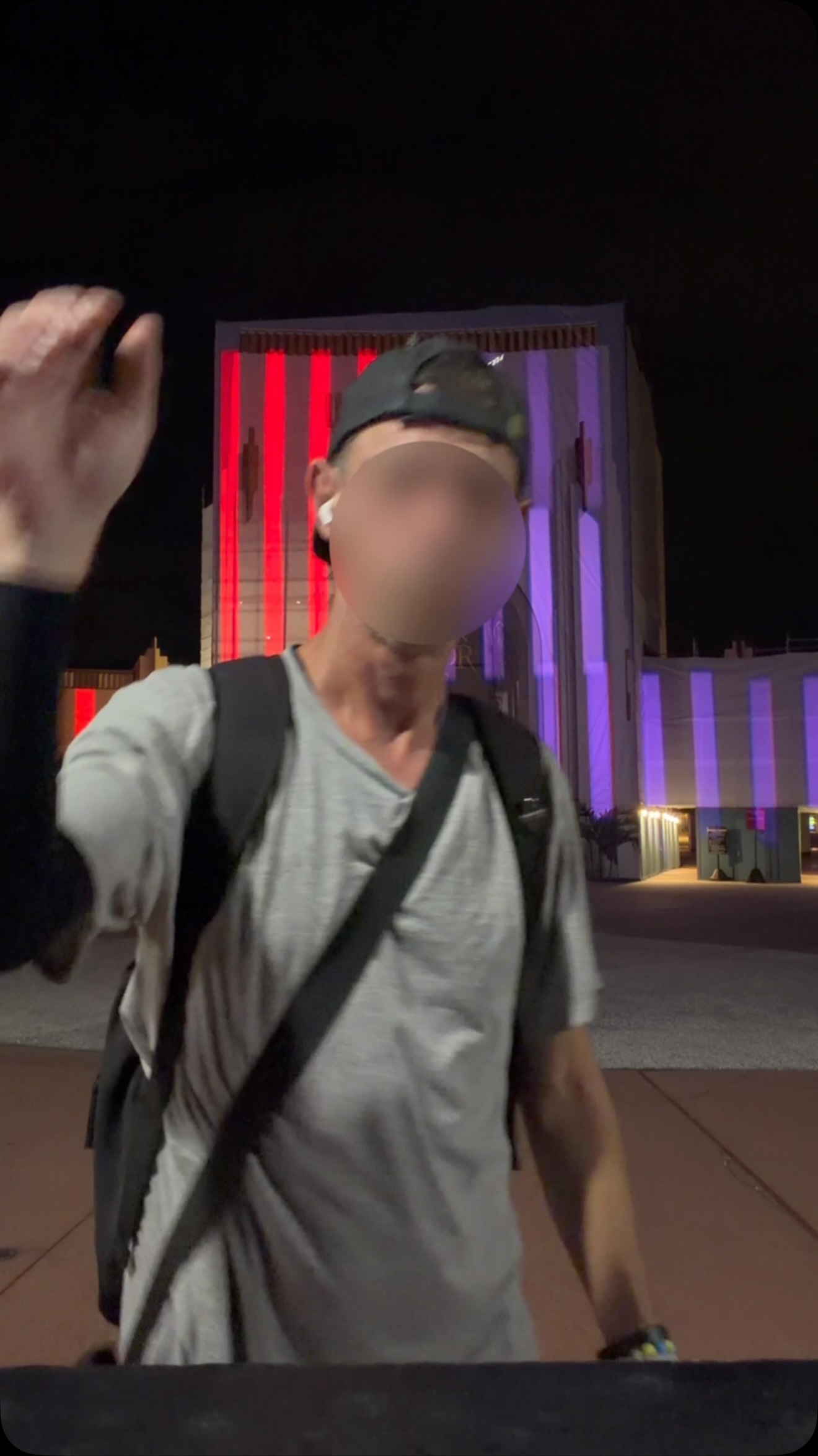 I forgot to put my sunglasses back on. 🤬
-
@universalorlando @horrornightsorl #hhn #universalorlando