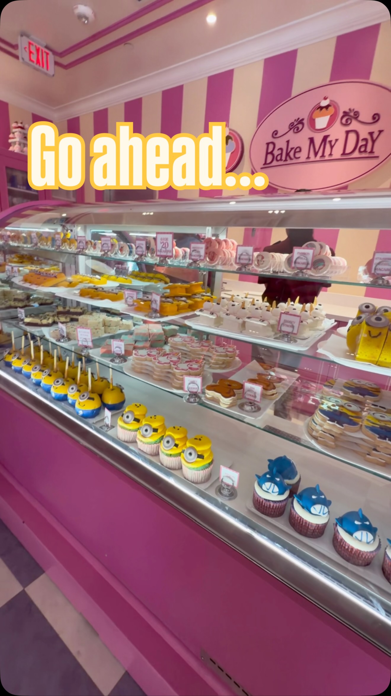 There are a few sweet cases in Universal Studios Florida but only one of them exclusively sells @minions themed treats! Go ahead… Bake My Day at @illuminationent’s Minion Land! 💛🧁
-
@universalorlando #universalstudios #minions #uoap