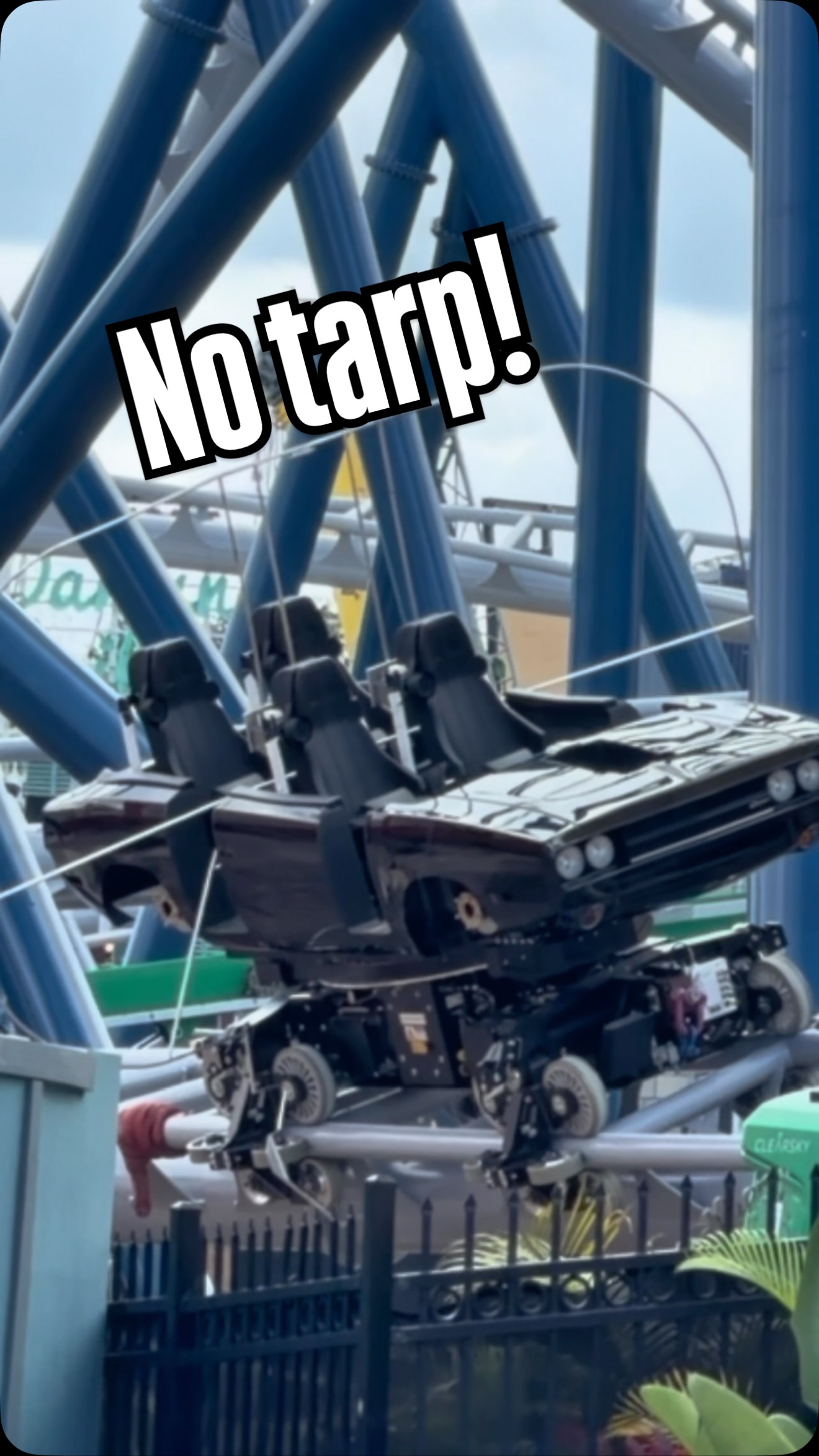 I guess she lost her tarp in the weather yesterday and they’ve just kept her tarpless. Try not to stare. 👀
-
@thefastsaga #universalorlando #hollywooddrift #rollercoaster