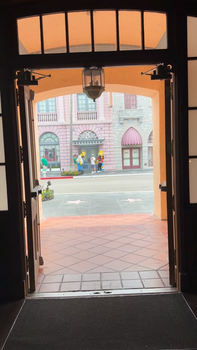 Please insert .10 for the next 20 seconds of The Simpsons #universalorlando #thesimpsons #shortandsweet